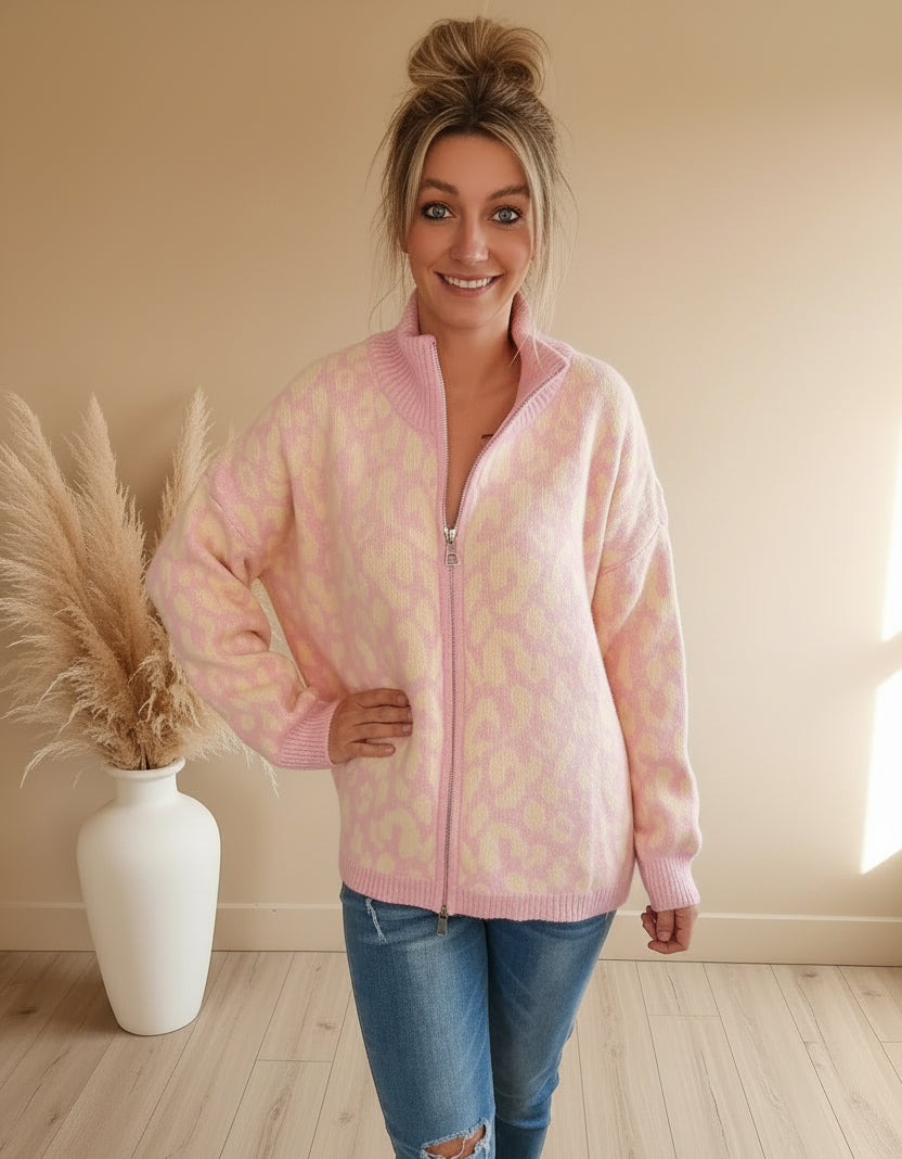 Frontansicht einer rosafarbenen Damen-Strickjacke mit Reißverschluss und lässigem Schnitt