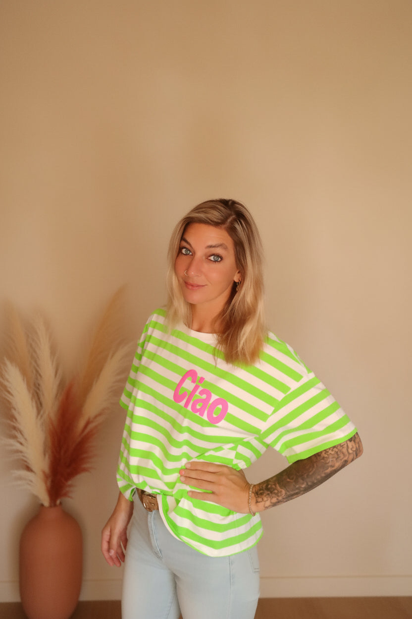 Boho-Luxe Damen T-Shirt mit grün-weißen Streifen und rosa Ciao-Schriftzug aus Baumwolle.