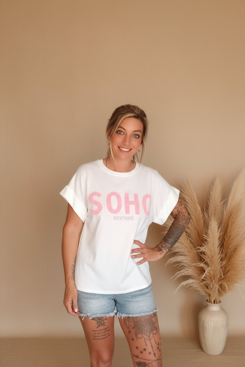 Boho-Luxe Look: Weißes SOHO T-Shirt aus Baumwolle und helle Denim-Shorts.