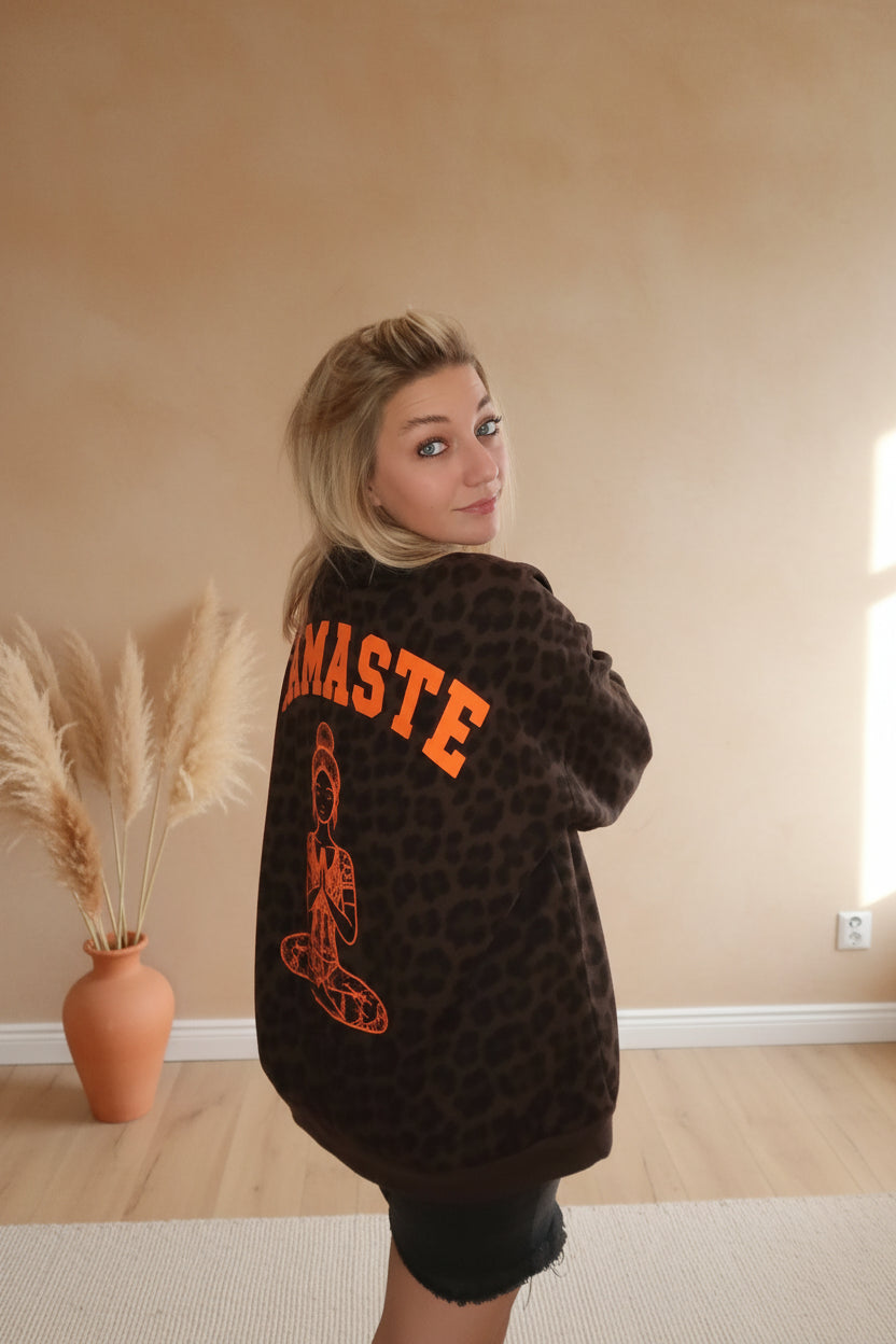 Namasté Oversize Sweater Leo – Ganzkörper Frontansicht neonorangem Schriftzug, Yoga Pullover Damen