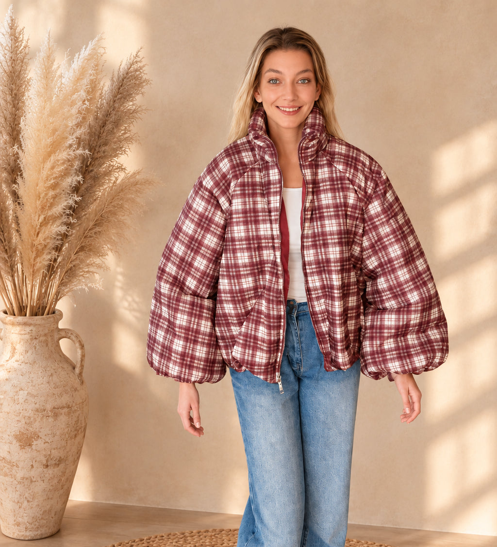Karierte Damenjacke in One Size, Bordeaux, Creme und Weiß, frontal am Model mit offenem Reißverschluss.