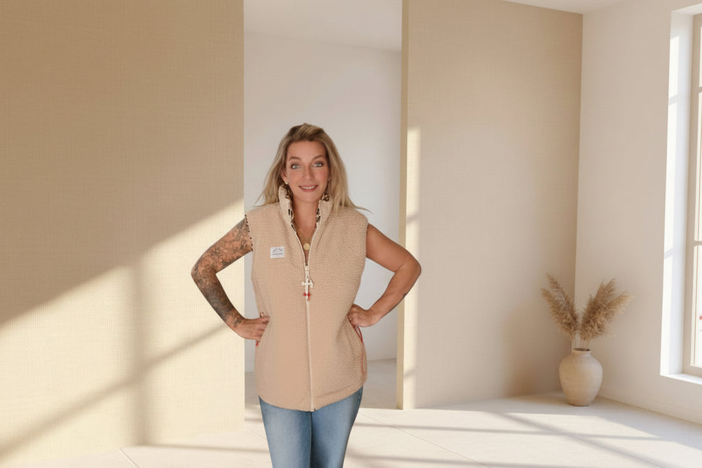 Wendeweste Leo Teddy von Zwillingsherz – Leo-Seite Lifestyle, warmer Herbst-Look
