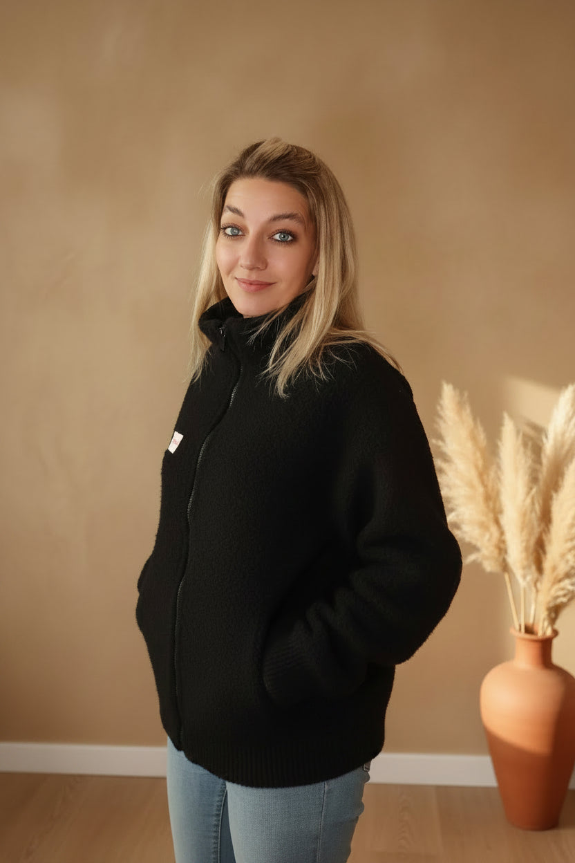 Teddyjacke Schwarz Damen – Seitenansicht Halbprofil mit Pampas-Deko