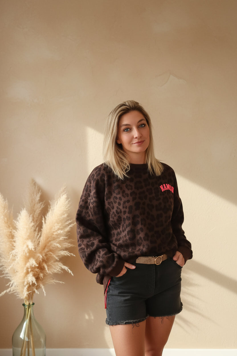 Namasté Oversize Sweater Leo – Frontansicht mit pinkem Namasté-Schriftzug, Boho-Lifestyle-Shot