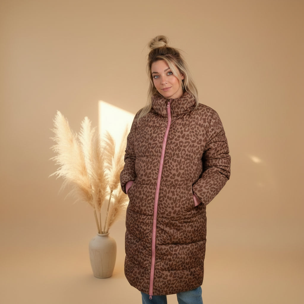 Zwillingsherz Leo-Steppmantel in Khaki, Detailansicht von Kragen, Reißverschluss und Seitentasche