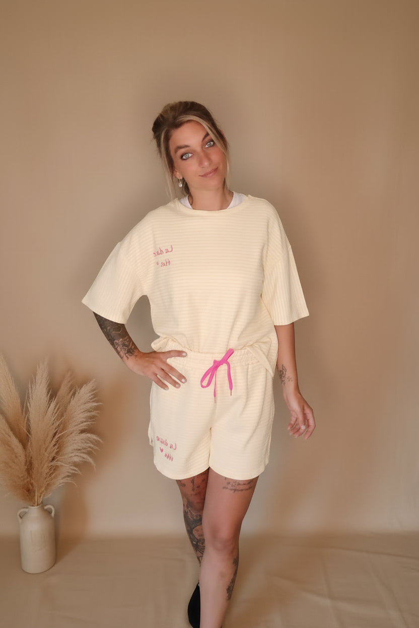 Beiges Boho-Luxe Damen-Set aus geripptem Stoff mit rosa Akzenten.