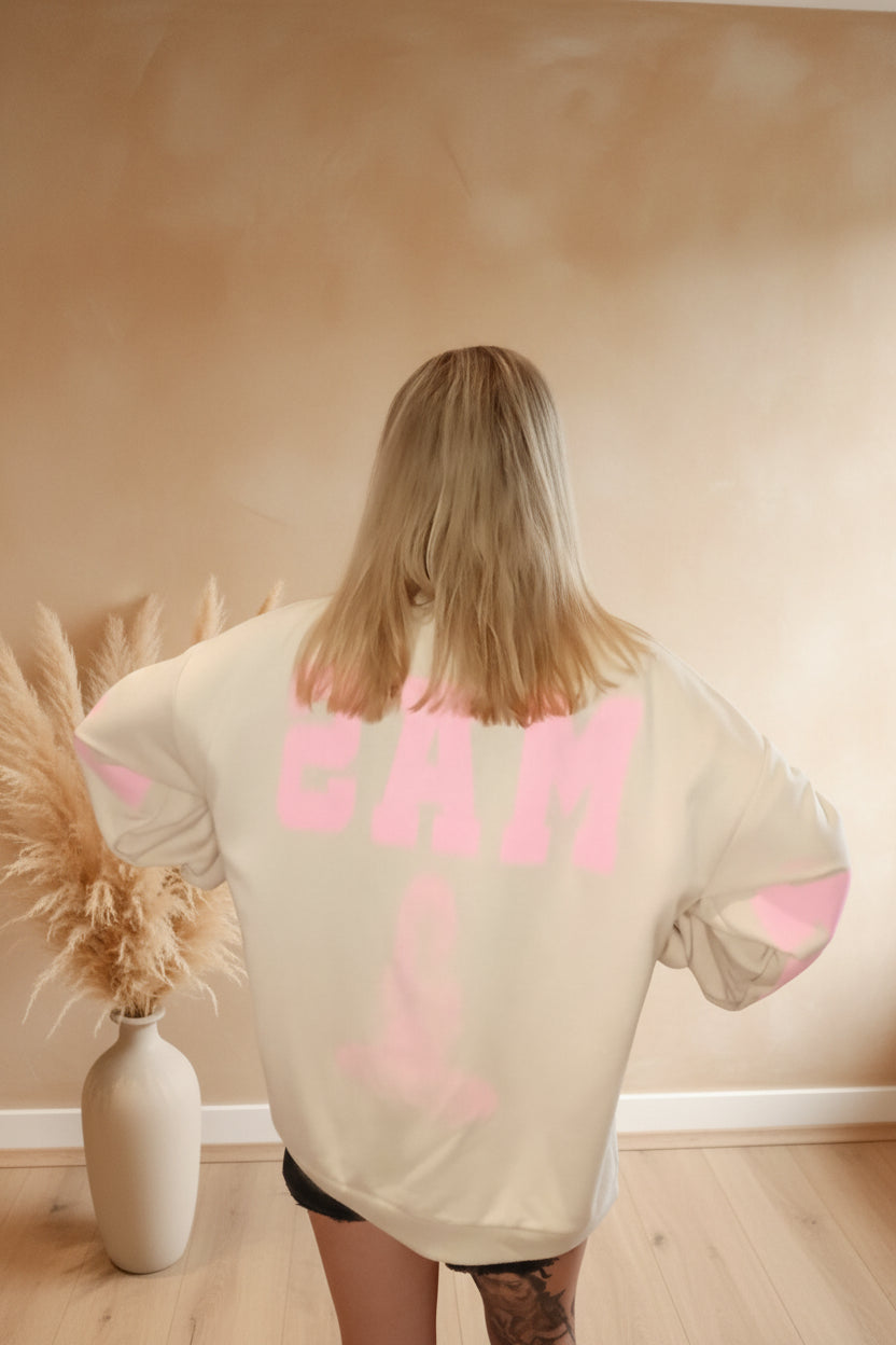 Namasté Oversize Sweater Creme-Taupe – Frontansicht lässige Pose, warmes Sonnenlicht