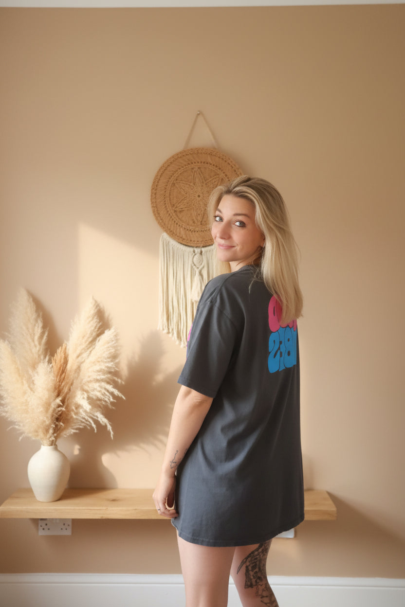 Good Vibes T-Shirt Damen – Seitenrückenansicht Backprint sichtbar Macramé Wand Pampasgras