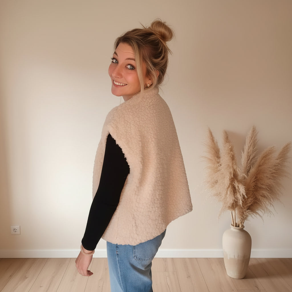 Cremefarbene Teddyfell-Weste für Damen in seitlicher Rückansicht, flauschiges Material und lässiger Layering-Schnitt