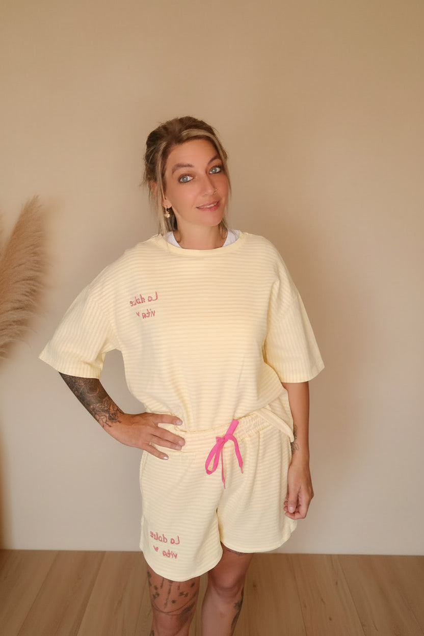 Gelbes Boho-Luxe Freizeitset aus gestreiftem Baumwollstoff mit pinkem Print.