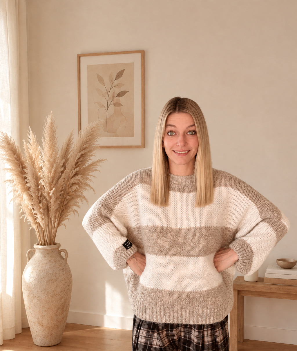 Damen-Strickpullover in Beige und Creme mit breiten Querstreifen, gerippten Bündchen und überschnittenen Schultern, Frontansicht