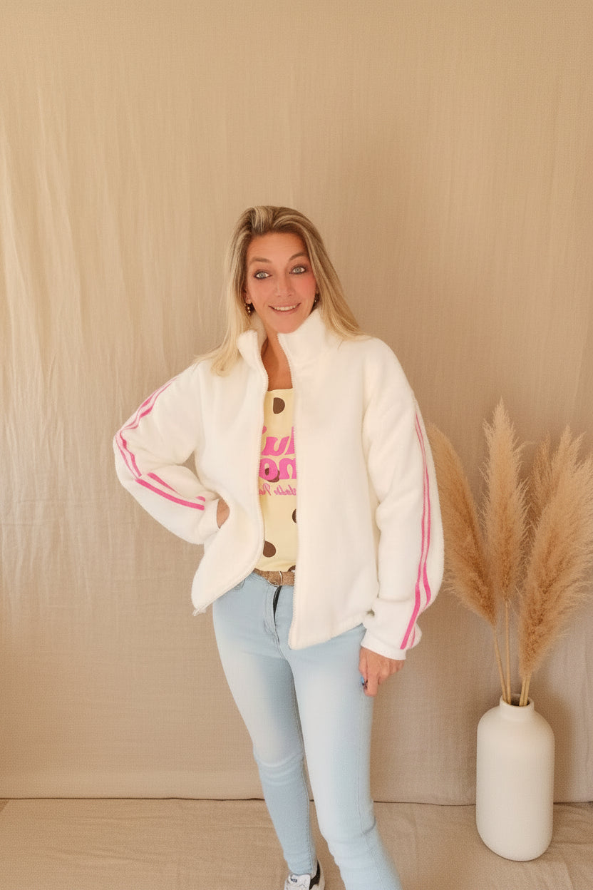 Damen Jacke weiß mit pinken Streifen, Styling-Shot mit Pampas-Gras, Boho-Atmosphäre