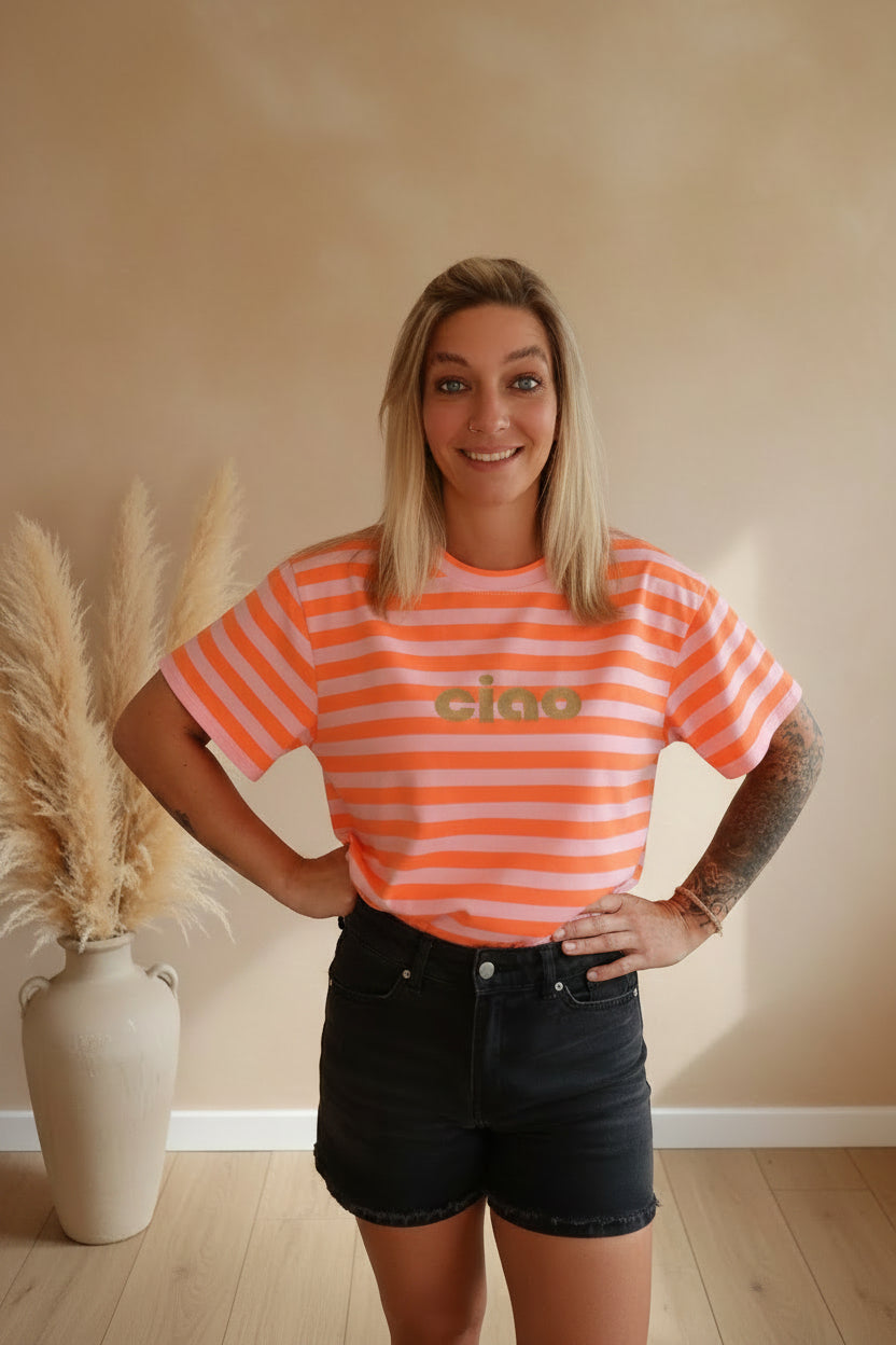 Boho-Luxe Damen T-Shirt mit orange-rosa Streifen und goldenem Ciao-Schriftzug.