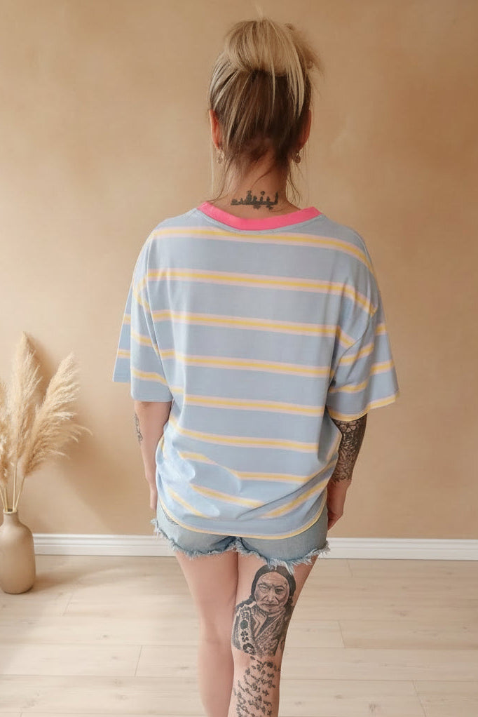 Boho-Luxe gestreiftes Damen-T-Shirt in Hellblau und Gelb mit rosa Kragen.