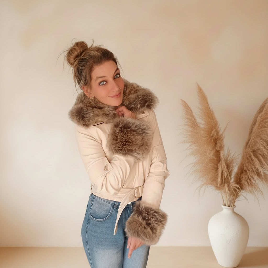 Cropped Jacke Damen cremeweiß mit Fellkragen, eleganter Herbst-Look im 70er-Jahre-Stil