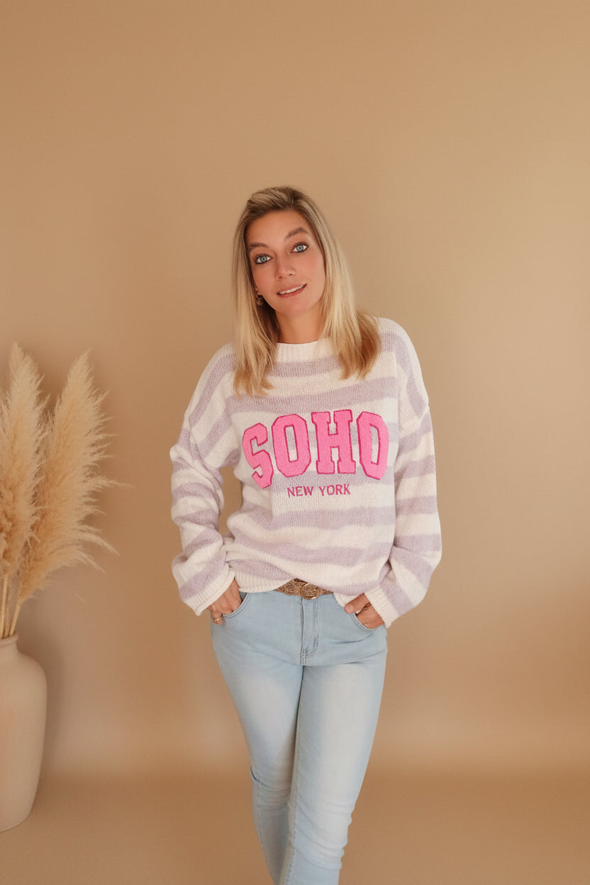 SOHO Streifenpullover Rosa Gelb – Oversized Fit ausgebreitet, rosa SOHO New York Schriftzug, Boho