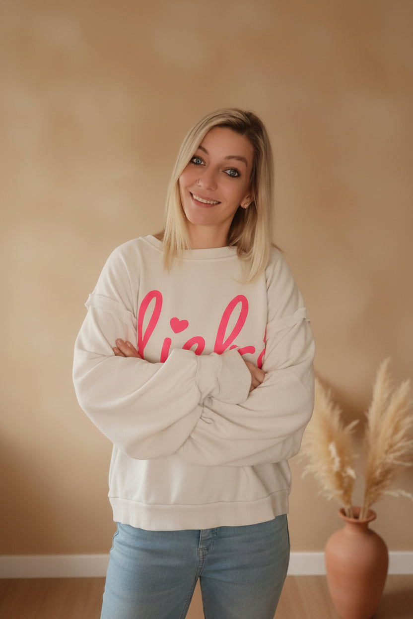 Lieb's Sweatshirt Damen – Frontansicht Arme verschränkt lächelndes Model pinker Print