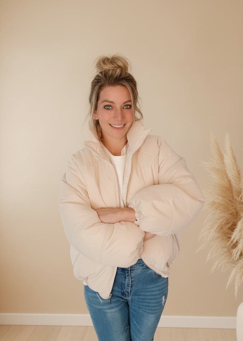 Oversize Damen Ballonjacke Creme mit voluminösen Ärmeln, Frontansicht