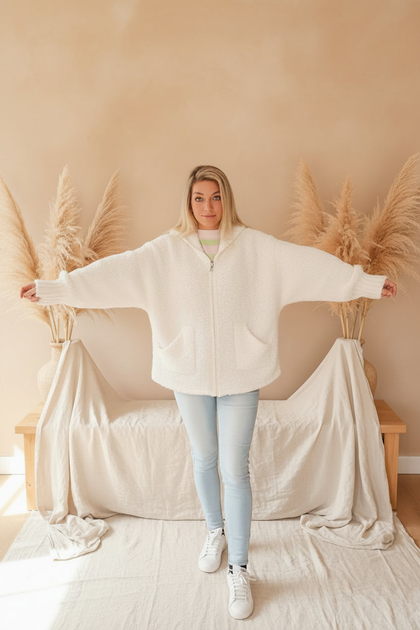 Teddy Jacke Damen weiß – Arme ausgestreckt, Oversized Passform, Boho-Lifestyle