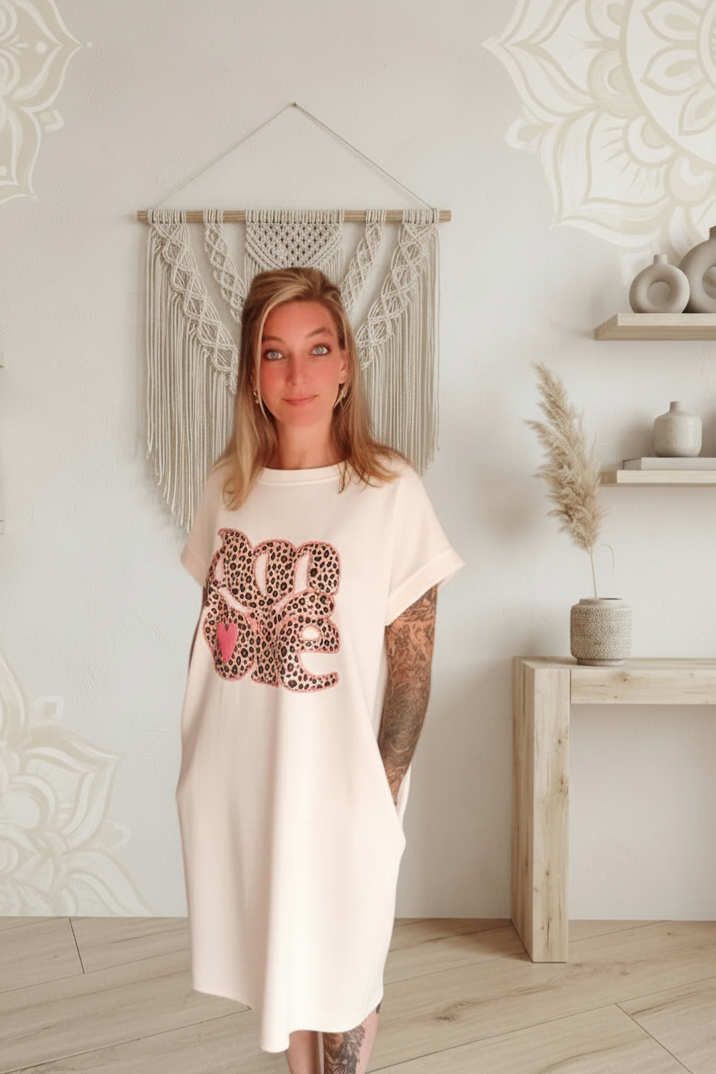 Boho-Luxe hellrosa Baumwollkleid mit Leopardenmuster-Print für Damen.