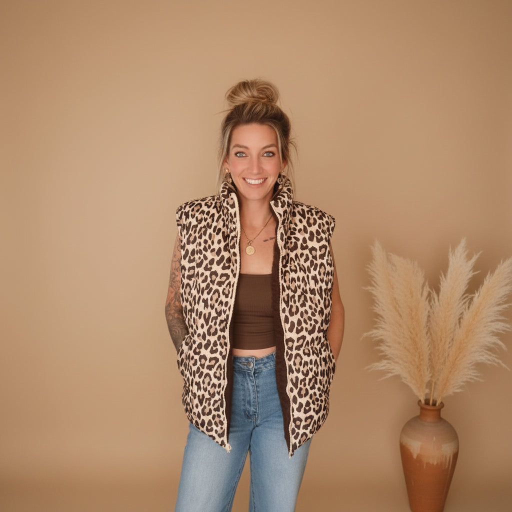 Damen-Wendeweste Leo Teddy mit Leo-Print, frontale Ansicht mit schwarzem Top und Jeans