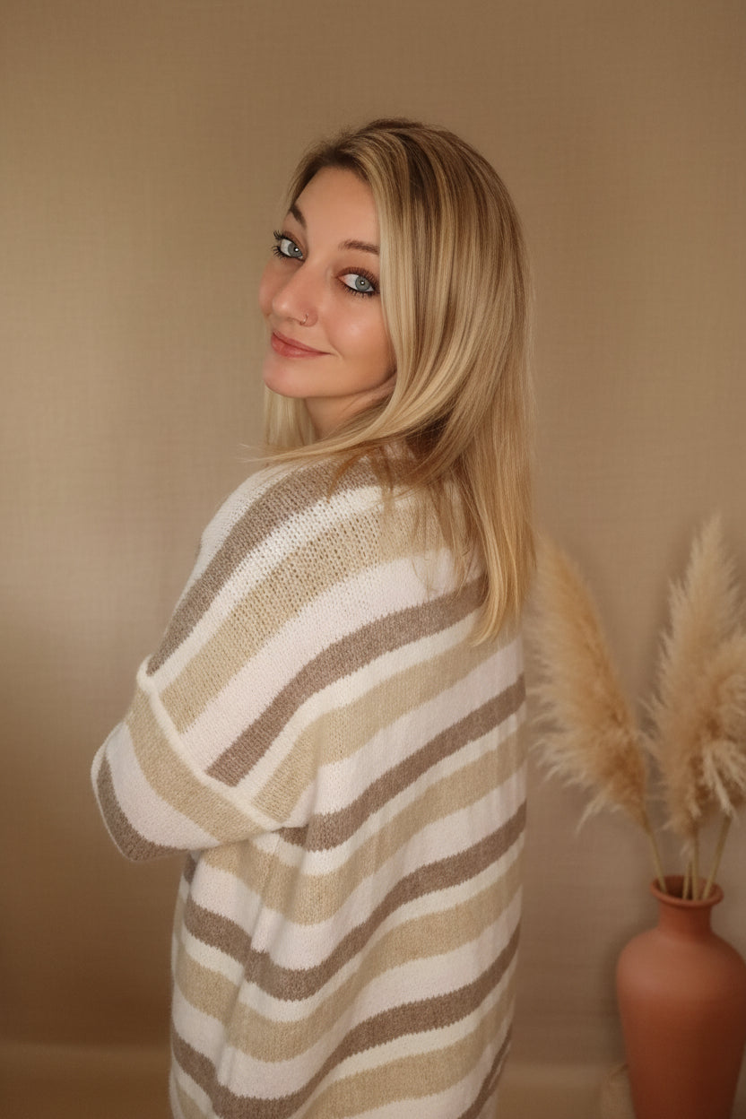 Strickcardigan Damen Gestreift – Nahaufnahme Schulterpartie Creme Beige Streifenmuster