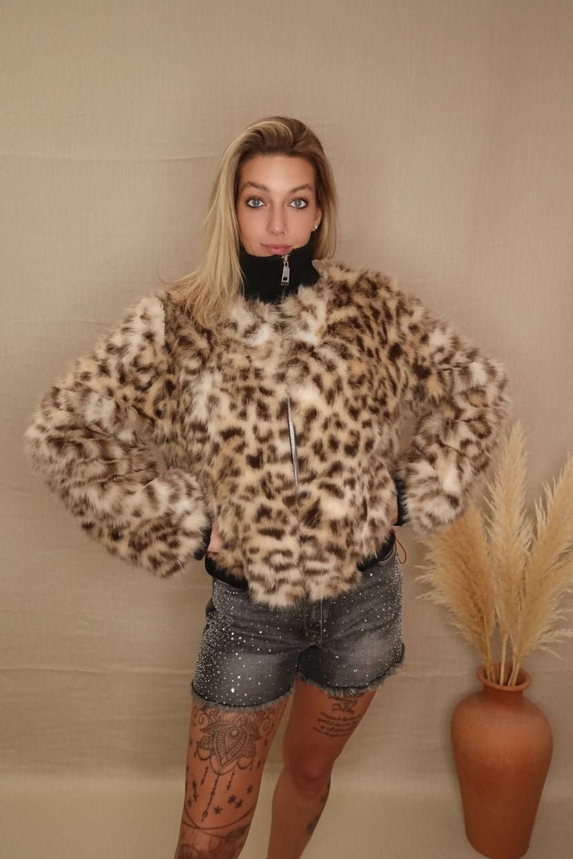 Leopard Jacke Damen schwarzer Stehkragen Frontansicht – Kunstfell Leo-Print Hände in Hüften Boho