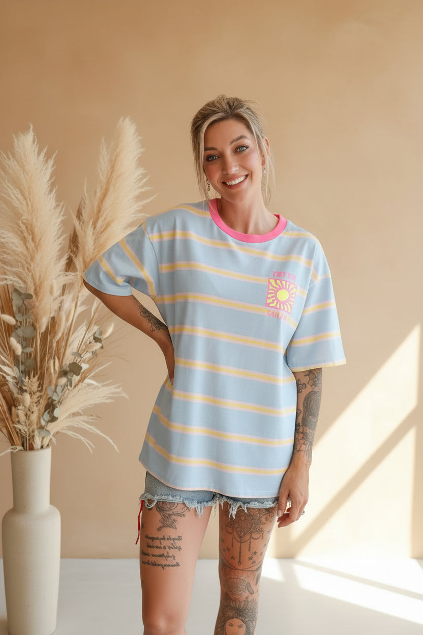 Boho-Luxe hellblau gestreiftes Baumwoll-T-Shirt mit pinkem Rundhalsausschnitt.