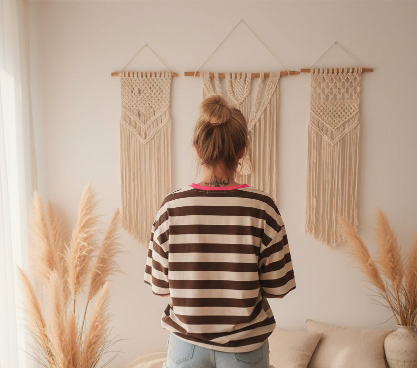 Oversized Streifenshirt Club Amour Rückenansicht, Braun-Creme Streifen, Makramee-Wand Pampas-Deko – SK-Style Damen