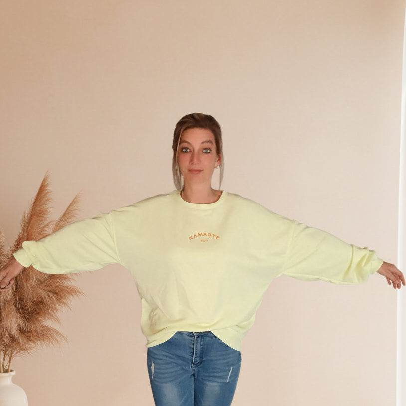 Namasté Oversize Sweatshirt Damen Pastellgelb Neonorange – Frontansicht ausgebreitete Arme Oversize Passform Boho