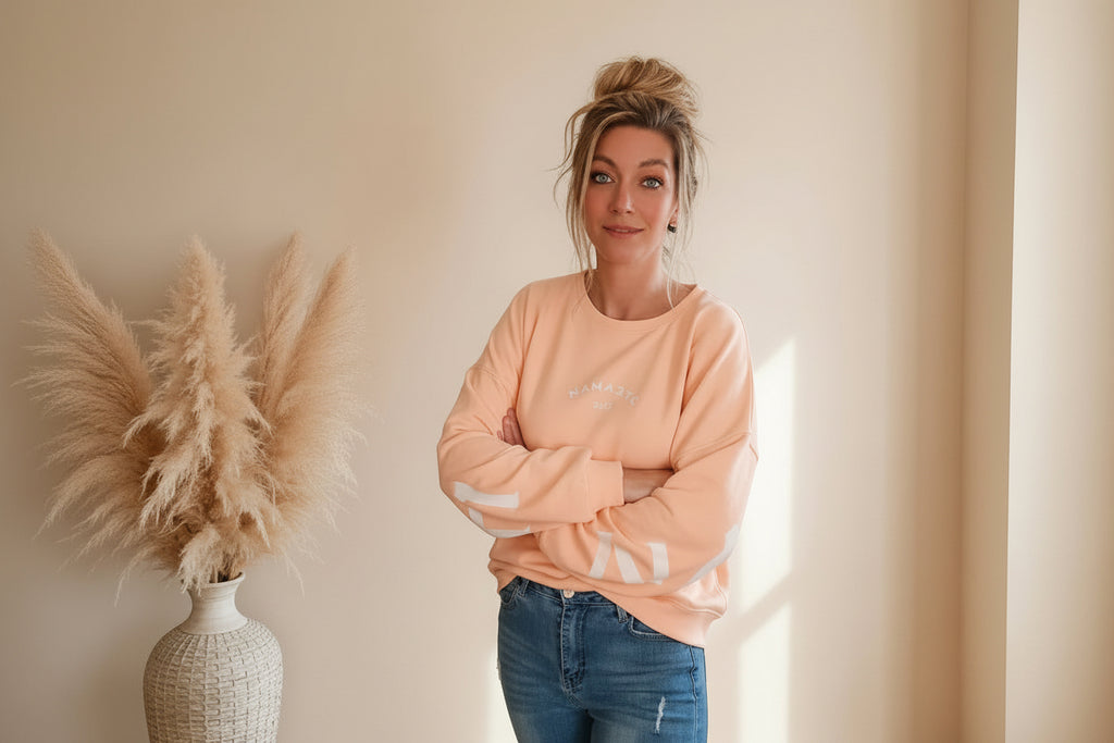 Peachfarbenes Oversize Sweatshirt Damen mit weißen Buchstaben auf den Ärmeln
