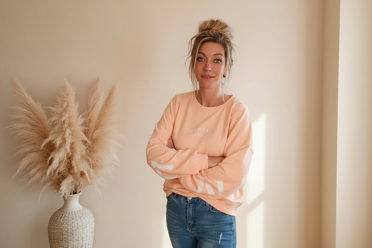 Peachfarbenes Oversize Sweatshirt Damen mit weißen Buchstaben auf den Ärmeln