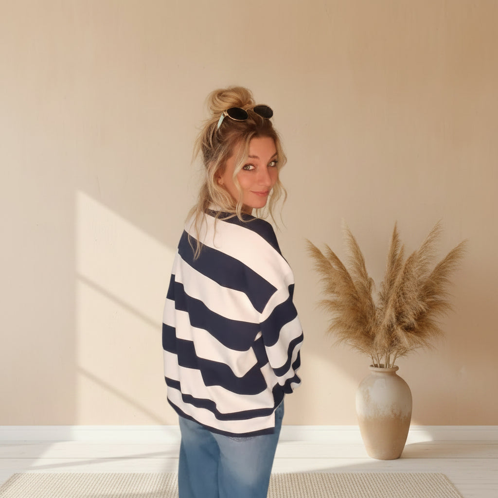 Damen Pullover dunkelblau-weiß gestreift, seitliche Ansicht
