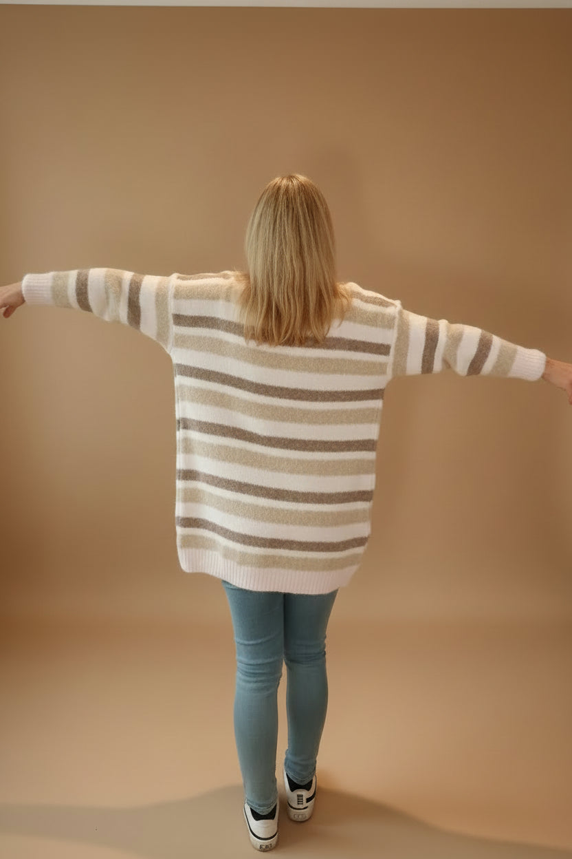 Strickcardigan Beige Oversized – Rückenansicht ausgebreitete Arme Ganzkörper