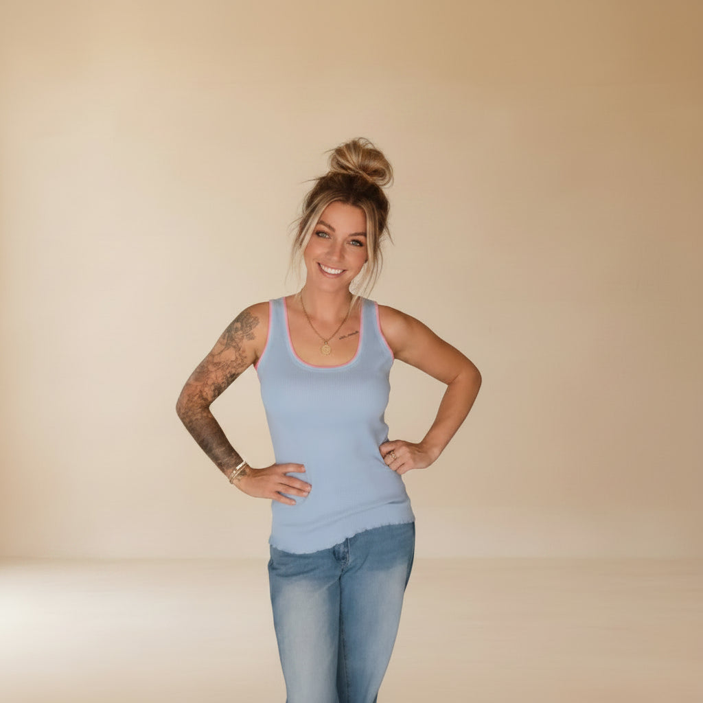 Zwillingsherz Tanktop Neon hellblau mit Neon-Pink-Rand – Basic Tanktop Damen Frontansicht, Gr. S/M