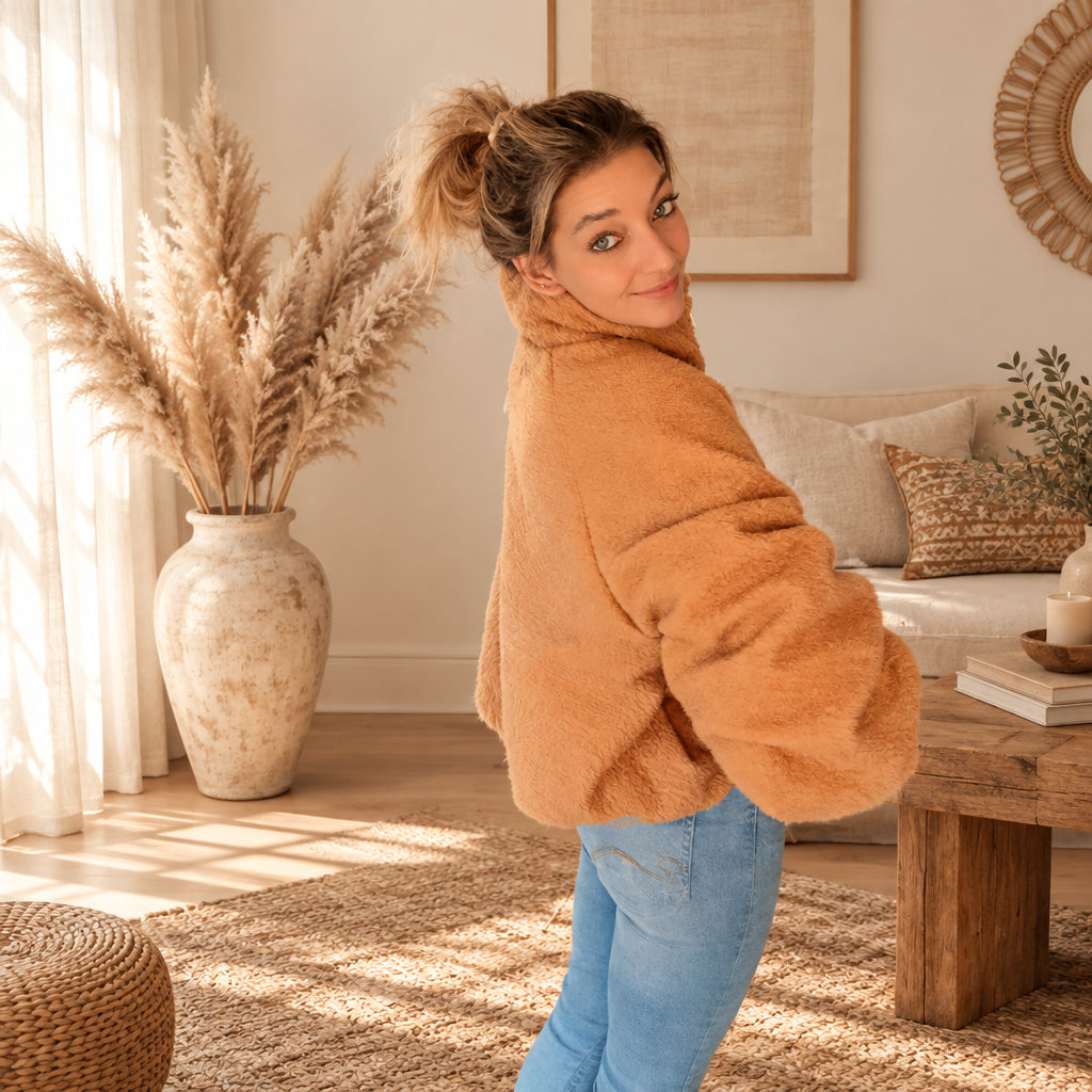 Karamellbraune Teddyjacke für Damen mit voluminösen Ärmeln, seitliche Rückansicht