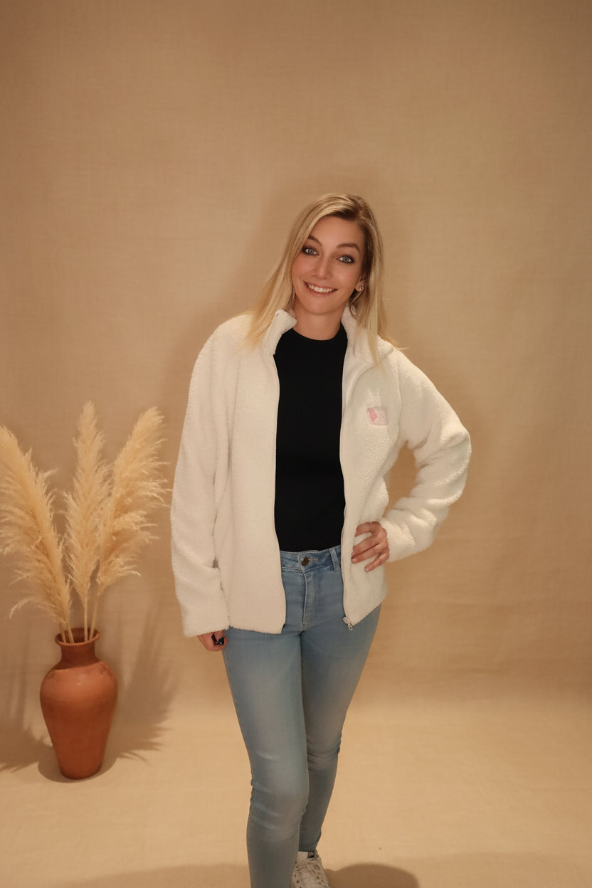 Oversized Teddyjacke Creme – Model lächelnd Frontansicht mit Jeans