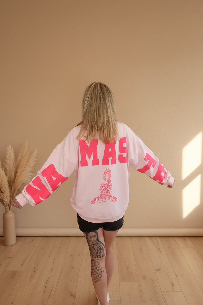 Namasté Oversize Sweater Pink – Rückenansicht ausgebreitete Arme, großer pinker NAMASTE-Print, Pampas-Deko
