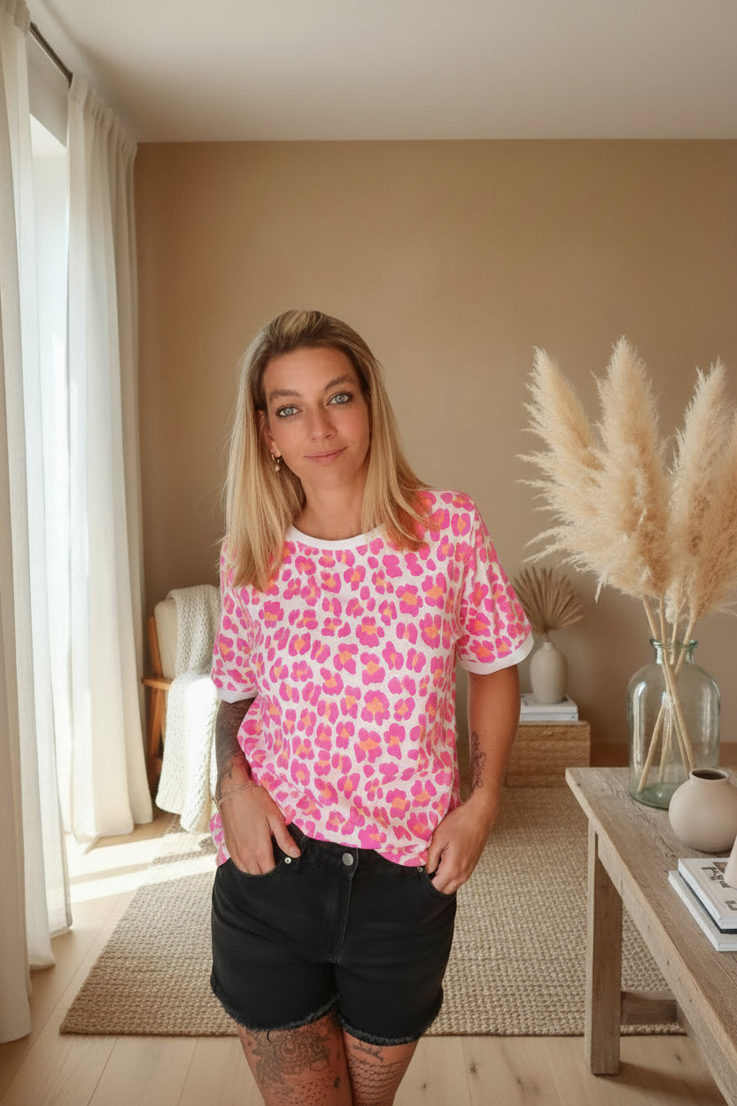 Boho-Luxe rosa T-Shirt mit Leopardenmuster aus weichem Stoff und schwarze Shorts.