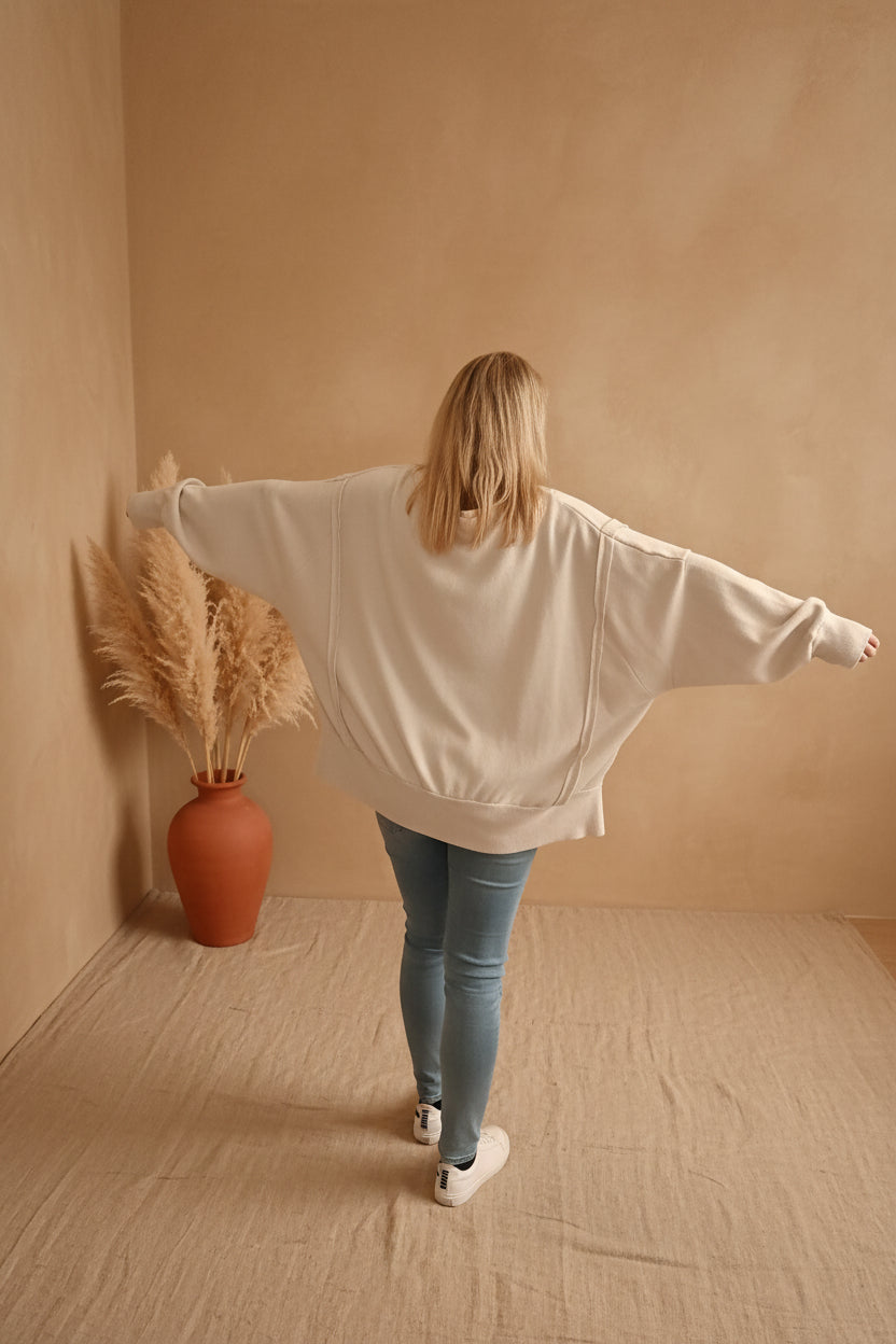 Lieb's Pullover Damen Creme – Rückenansicht Arme ausgestreckt Oversized Fledermausärmel