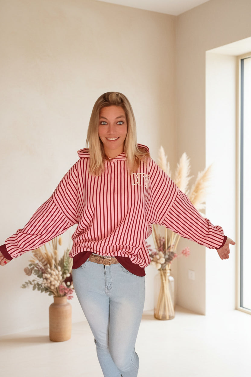 New York Hoodie Damen gestreift – Arme ausgestreckt, Boho-Deko, verspielt & lässig