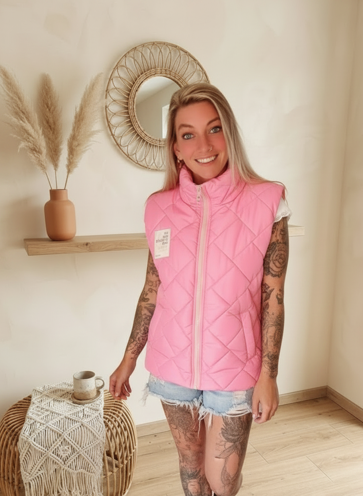 Rosa gesteppte Weste im Boho-Luxe-Stil aus glänzendem Material für Damen.