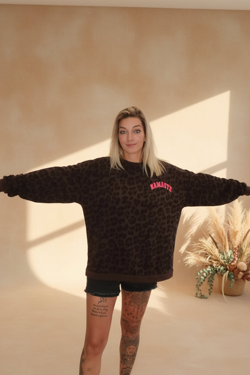 Namasté Oversize Sweater Leo – Seitenansicht neonorangem Schriftzug, Pampas-Deko