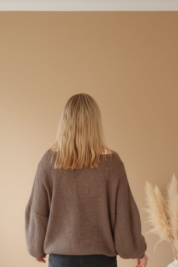 Boho-Luxe Strickpullover aus weichem Material in Braun für extravagante Damenmode.