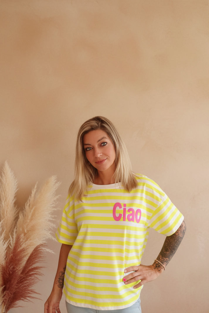 Gelb-weiß gestreiftes Boho-Luxe Baumwoll-T-Shirt mit pinkem Ciao-Schriftzug.