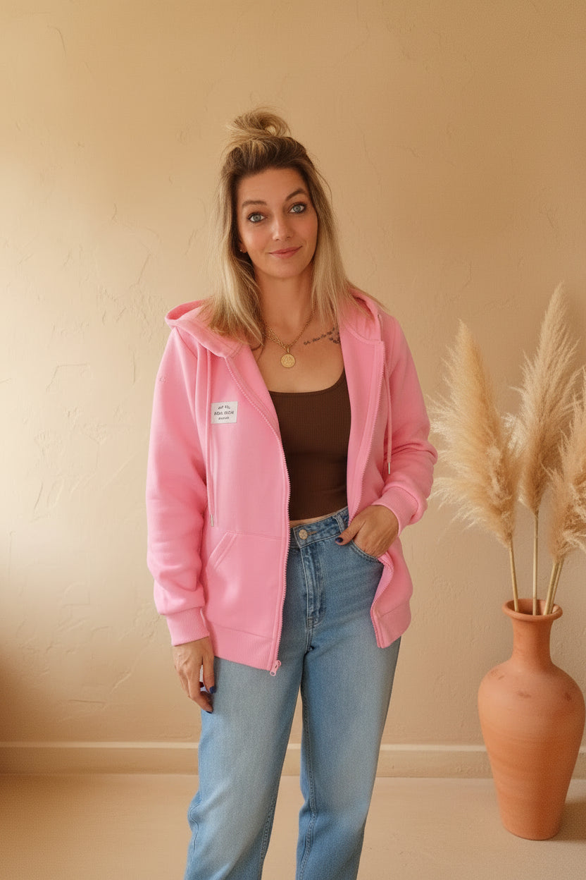 Hoodiejacke Zwillingsherz Love Damen, rosa Zip-Hoodiejacke mit bestickten Herzen, Frontansicht am Model vor boho Hintergrund