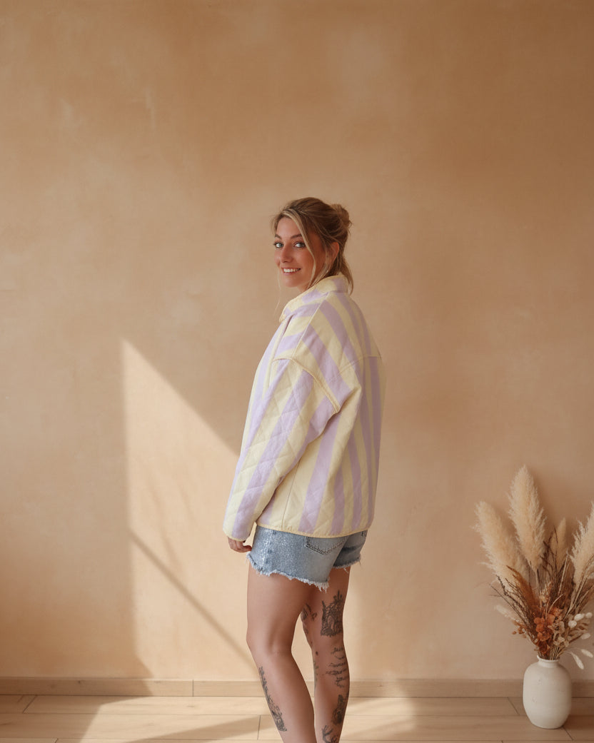Boho-Luxe gesteppte Jacke in Pastellgelb und Flieder aus weichem Stoff.