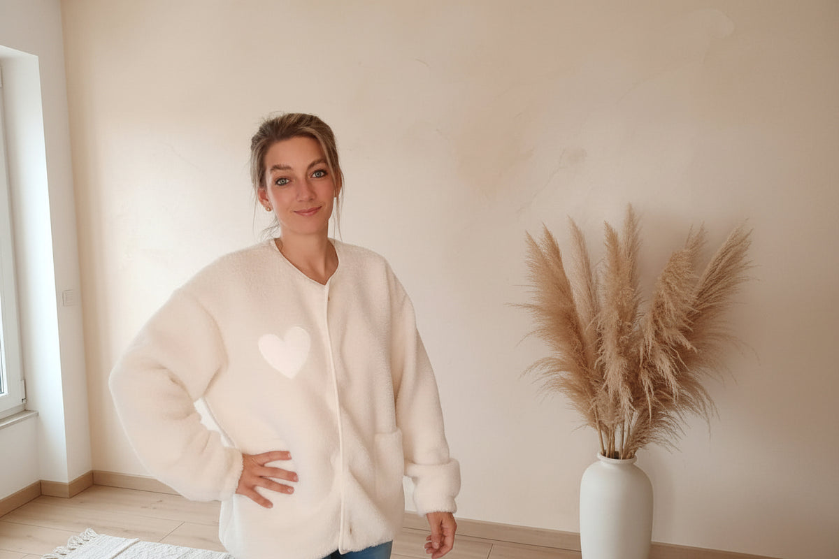 Teddyjacke Damen Creme – Lächelnde Frontansicht ausgebreitete Arme