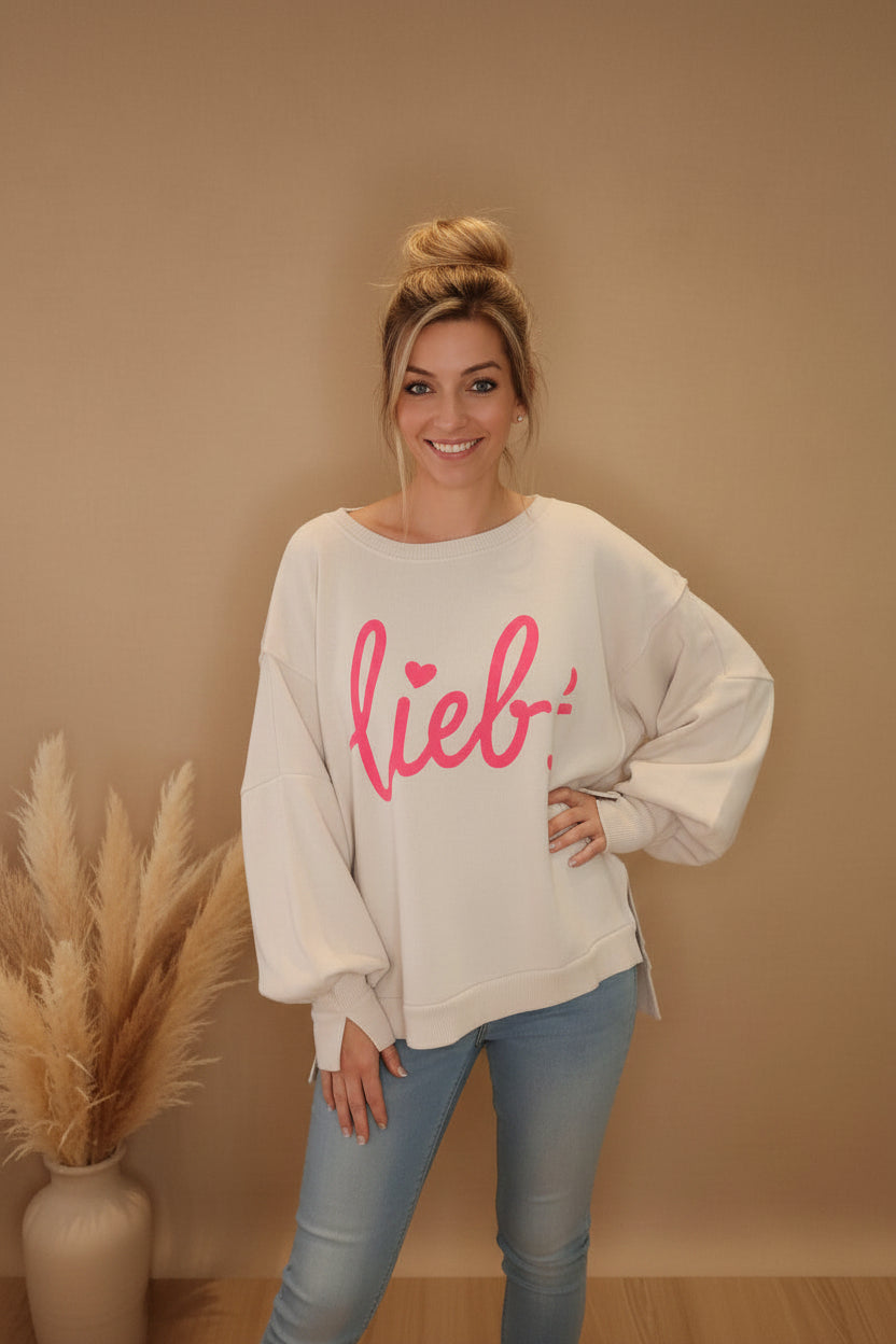 Lieb's Pullover Damen Creme – Frontansicht entspannte Pose Boho Wanddekoration