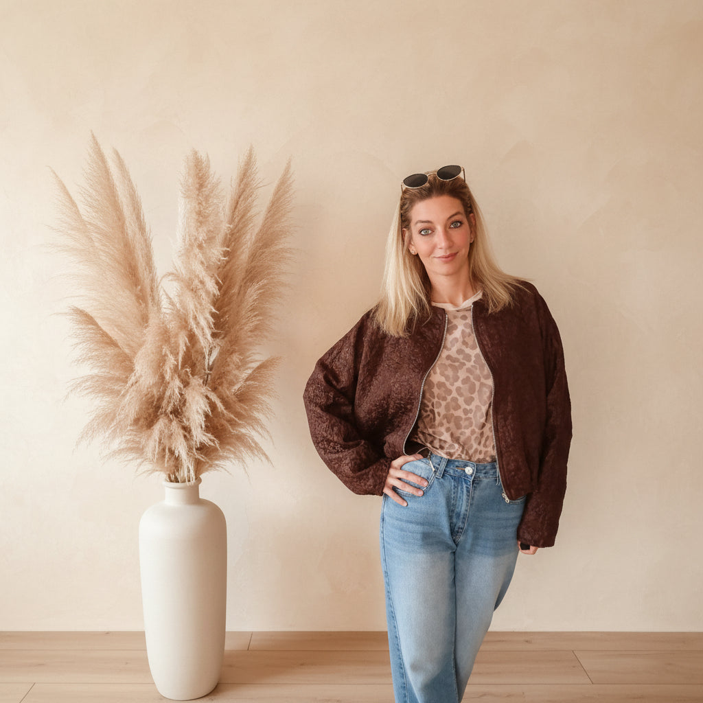 Braune Damen-Bomberjacke mit ornamentalem Muster offen getragen